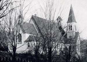 St. Matthias’ Anglican Church (demolished): St. Matthias’, Westmount’s first church, was built in 1875 on land donated by Mrs. R.T. Raynes at the corner of her ‘Forden’ estate above Côte St. Antoine Road. It was constructed of white clapboard. Location: Côte St. Antoine Road at Church Hill Avenue.